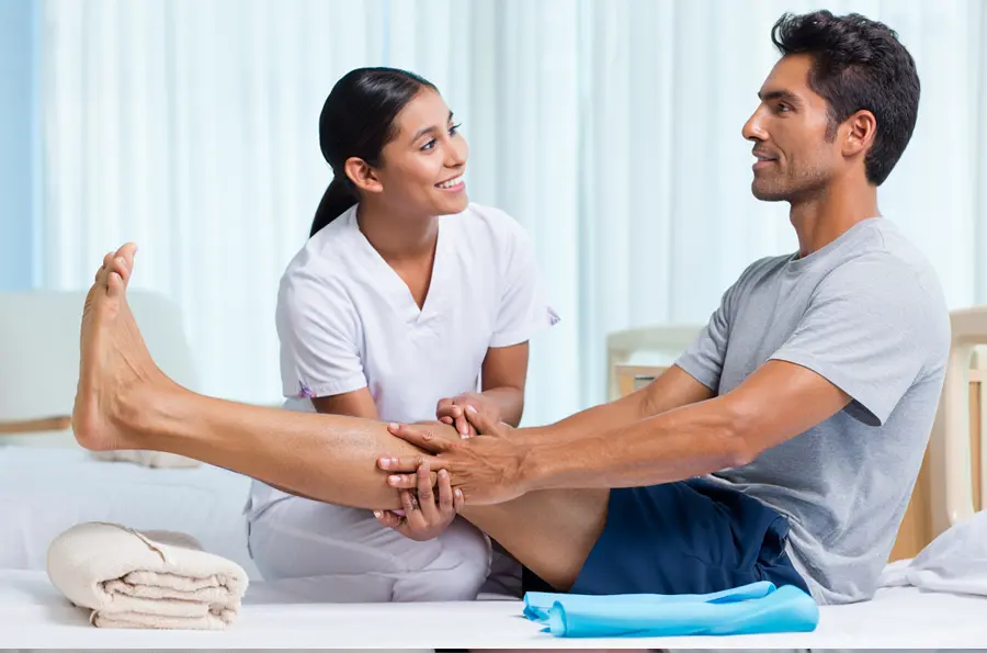Enfermera realiza fisioterapia a domicilio